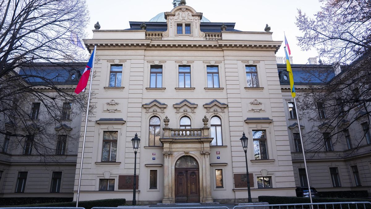 Na Úřadu vlády zavlála ukrajinská vlajka, Sněmovně zůstal prázdný stožár